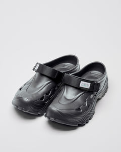 SUICOKE MOK slides with black rubber upper, black midsole and sole, straps and logo patch. From Fall/Winter 2023 collection on SUICOKE Official US & Canada Webstore. OG-INJ-101 BLACK