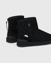 Load image into Gallery viewer, SUICOKE ELS-Mwpab-MID boots with shearling lining, black upper, black midsole and sole, zip closure at heel, OVO monogram debossed pattern, rubberized logo applied in white, tonal rubber trim with embossed logo at heel, antibacterial EVA footbed, and VIBRAM¬Æ arctic grip outsole. From Fall/Winter 2021 collection on SUICOKE Official US &amp; Canada Webstore.
