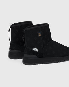 SUICOKE ELS-Mwpab-MID boots with shearling lining, black upper, black midsole and sole, zip closure at heel, OVO monogram debossed pattern, rubberized logo applied in white, tonal rubber trim with embossed logo at heel, antibacterial EVA footbed, and VIBRAM¬Æ arctic grip outsole. From Fall/Winter 2021 collection on SUICOKE Official US & Canada Webstore.